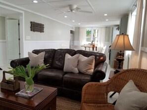 Smart TV - The Prickly Pear Cottage in Wrightsville Beach (Wrightsville Beach)