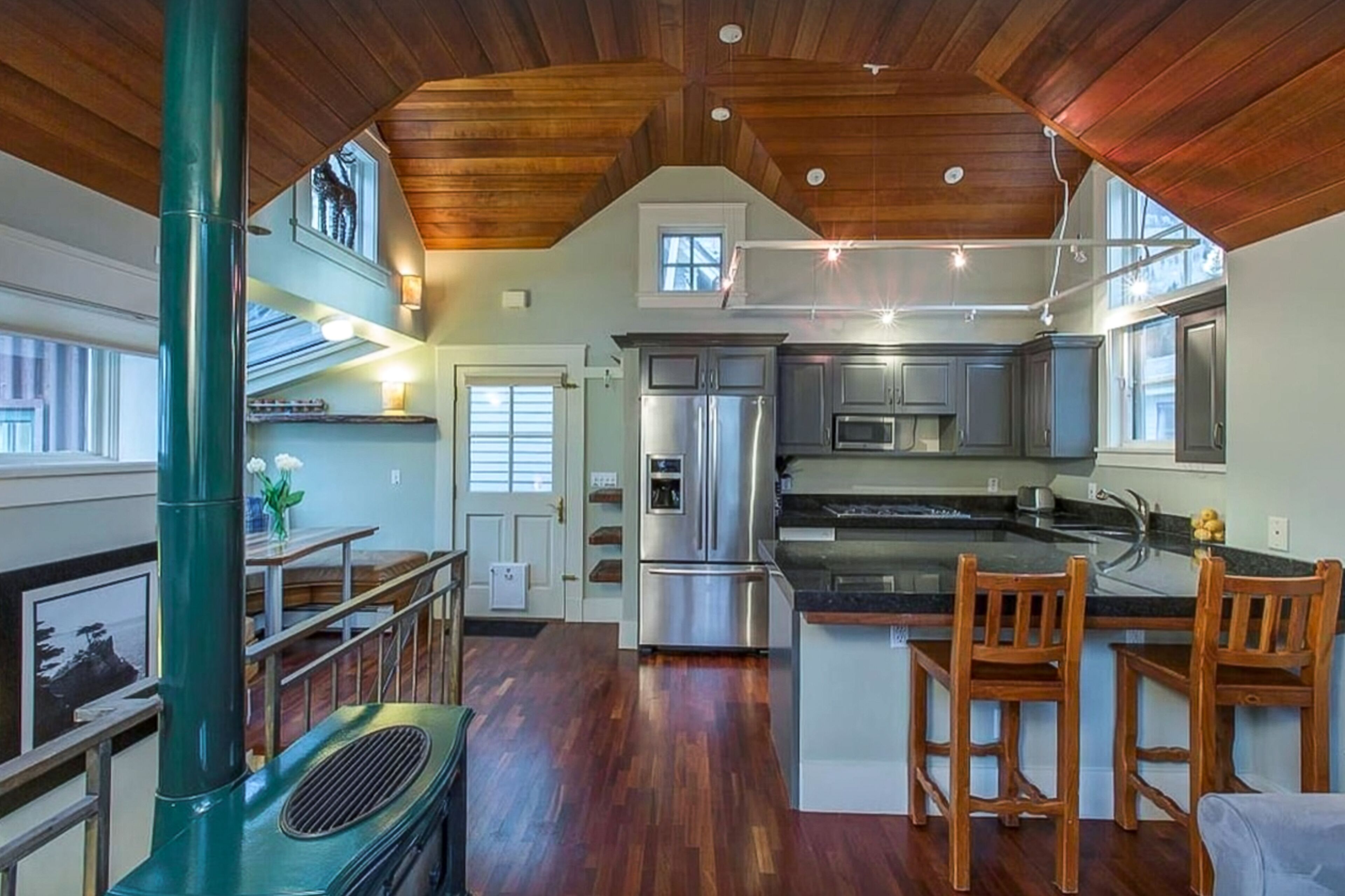 Stand-alone condo 1 block from Main St. with W/D - walk to gondola