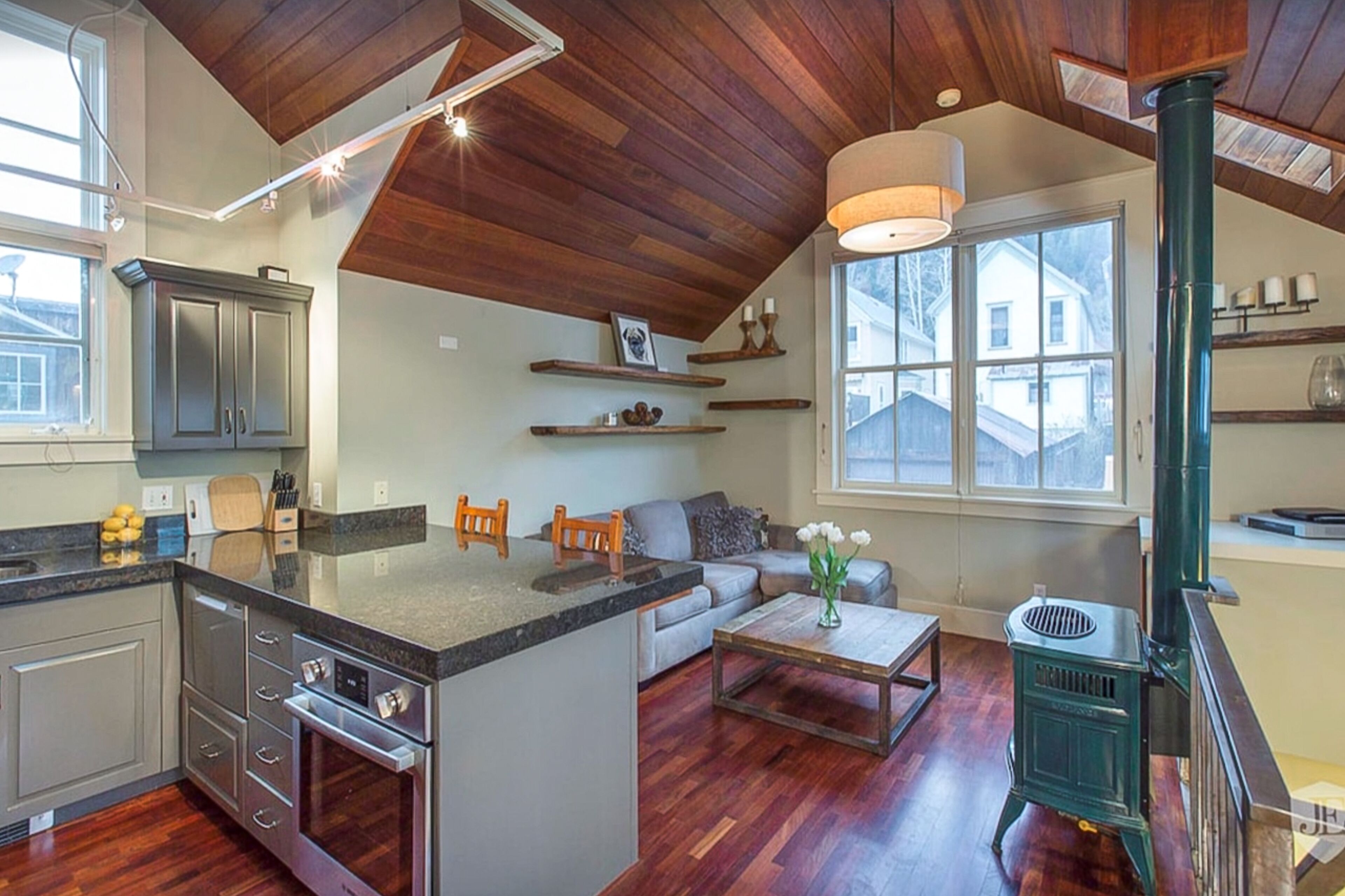 Stand-alone condo 1 block from Main St. with W/D - walk to gondola