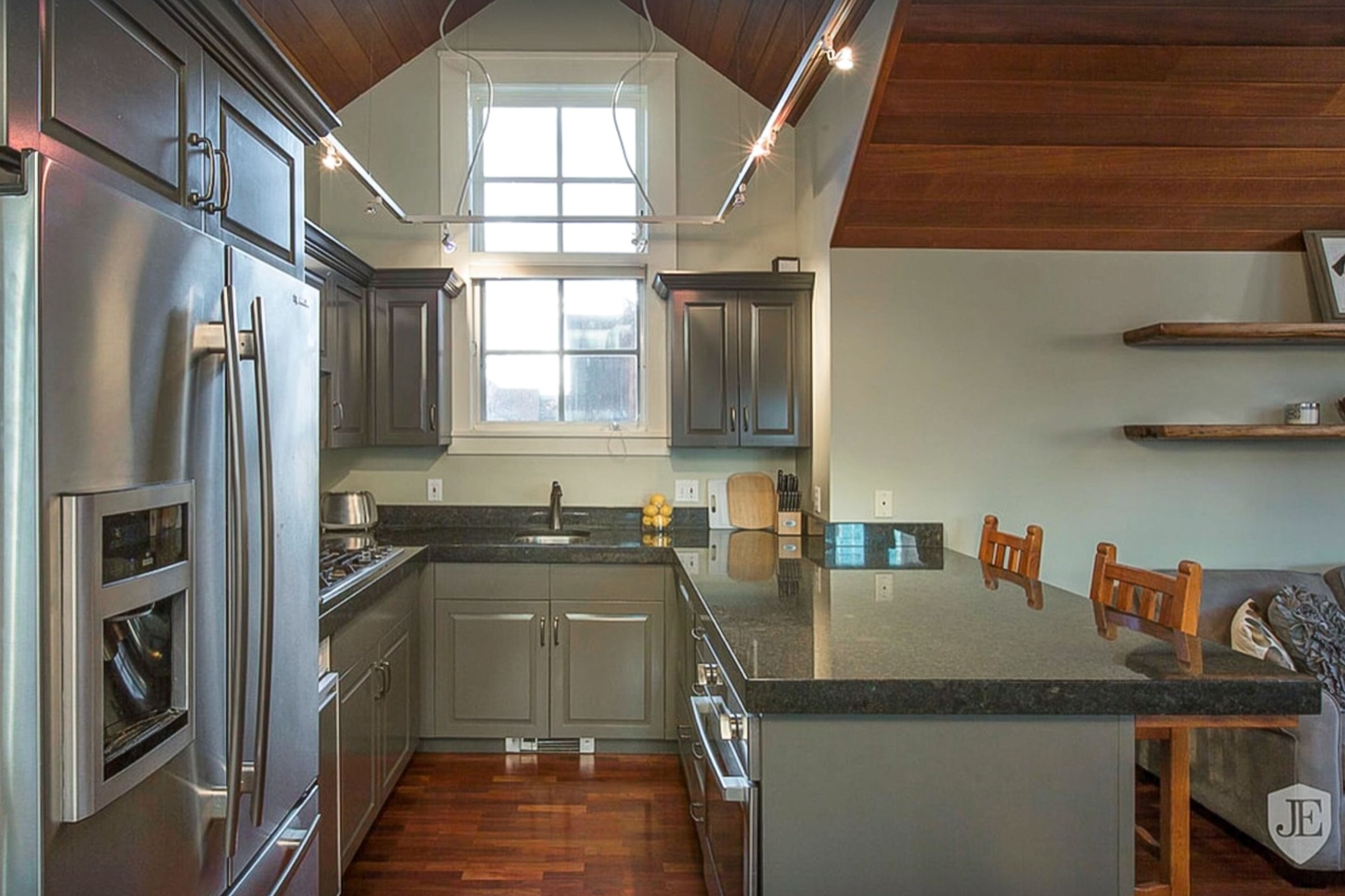 Stand-alone condo 1 block from Main St. with W/D - walk to gondola