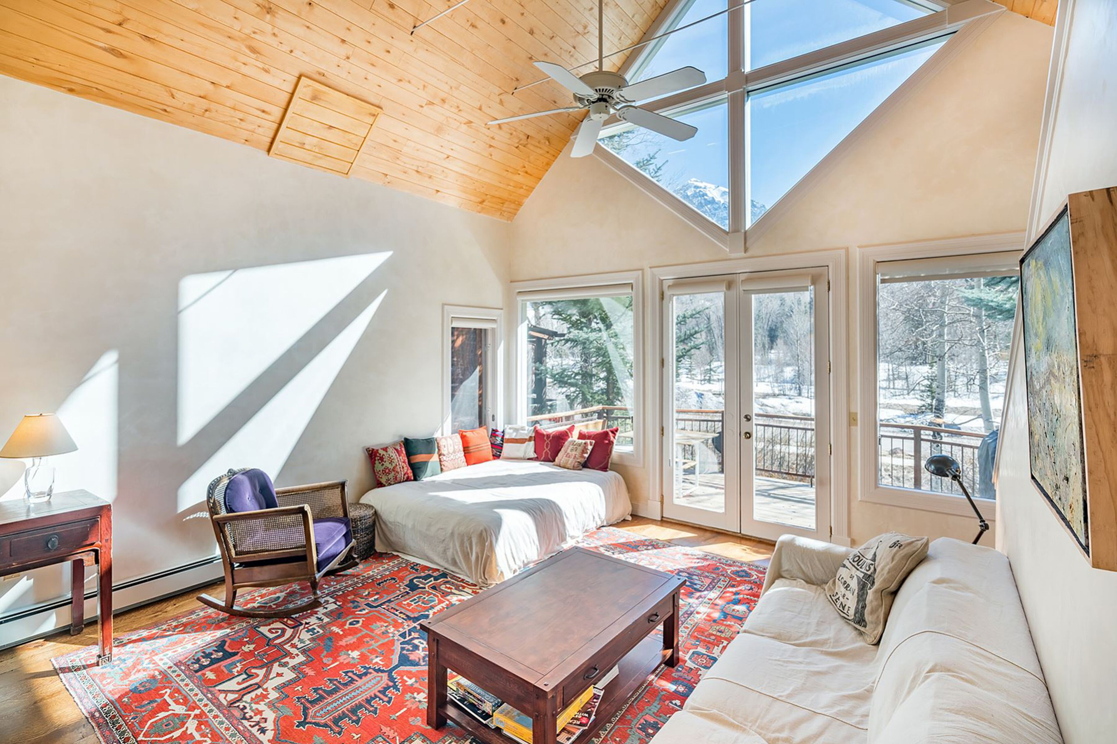 Three-story mountain house with balcony, grill & washer/dryer