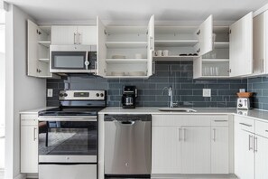 ثلاجة، ميكروويف، فرن، غسالة أطباق