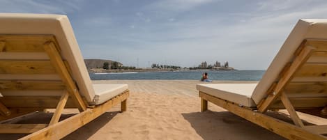 Una spiaggia nelle vicinanze