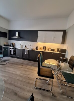 Frigorifero, microonde, forno, piano cottura