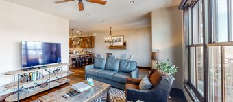 Warm & comfortable mountain condo in ski-in/out complex with balcony