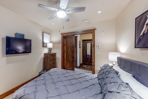 2 bedrooms, iron/ironing board, Internet, bed sheets