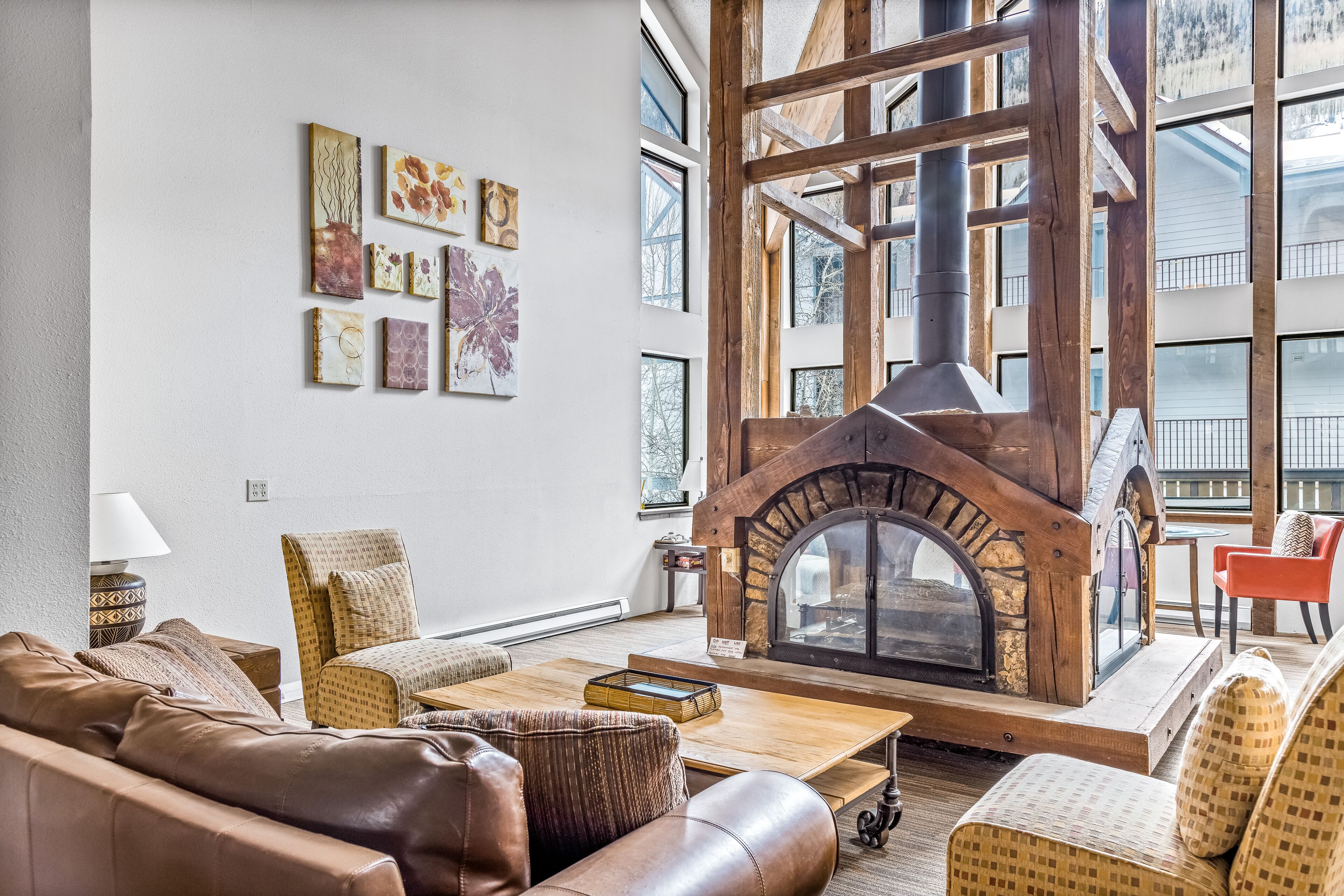 Two-story condo with washer/dryer, hot tub, pool & grills