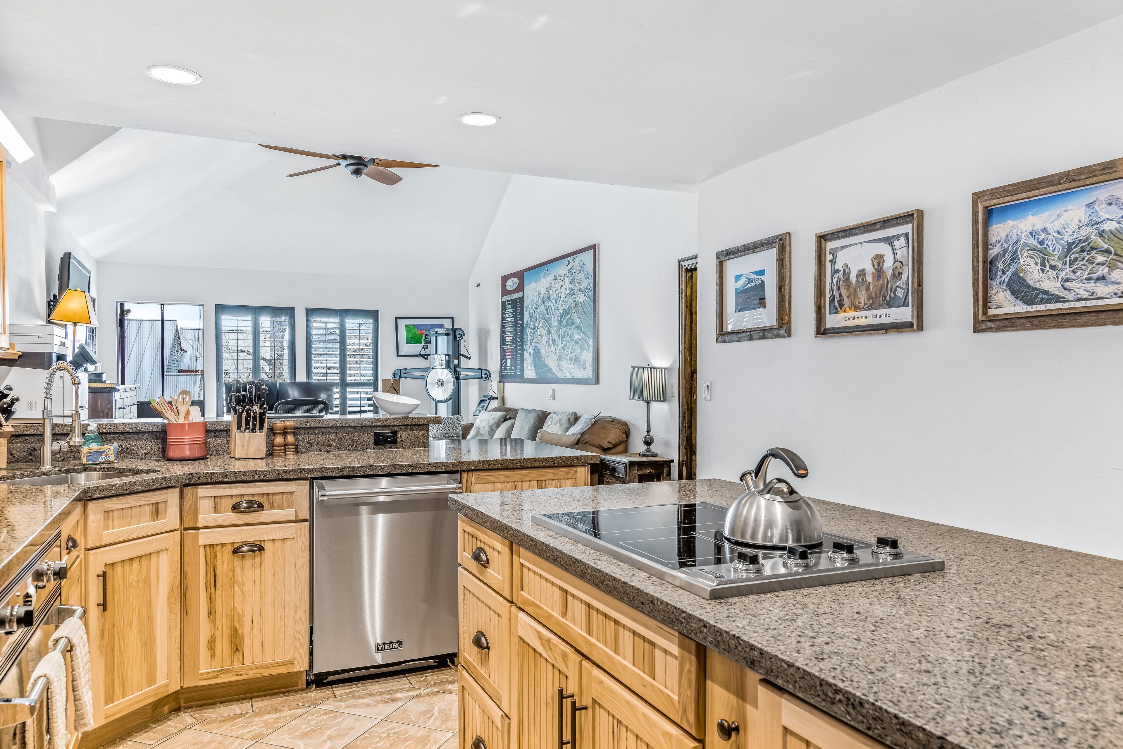 Two-story condo with washer/dryer, hot tub, pool & grills