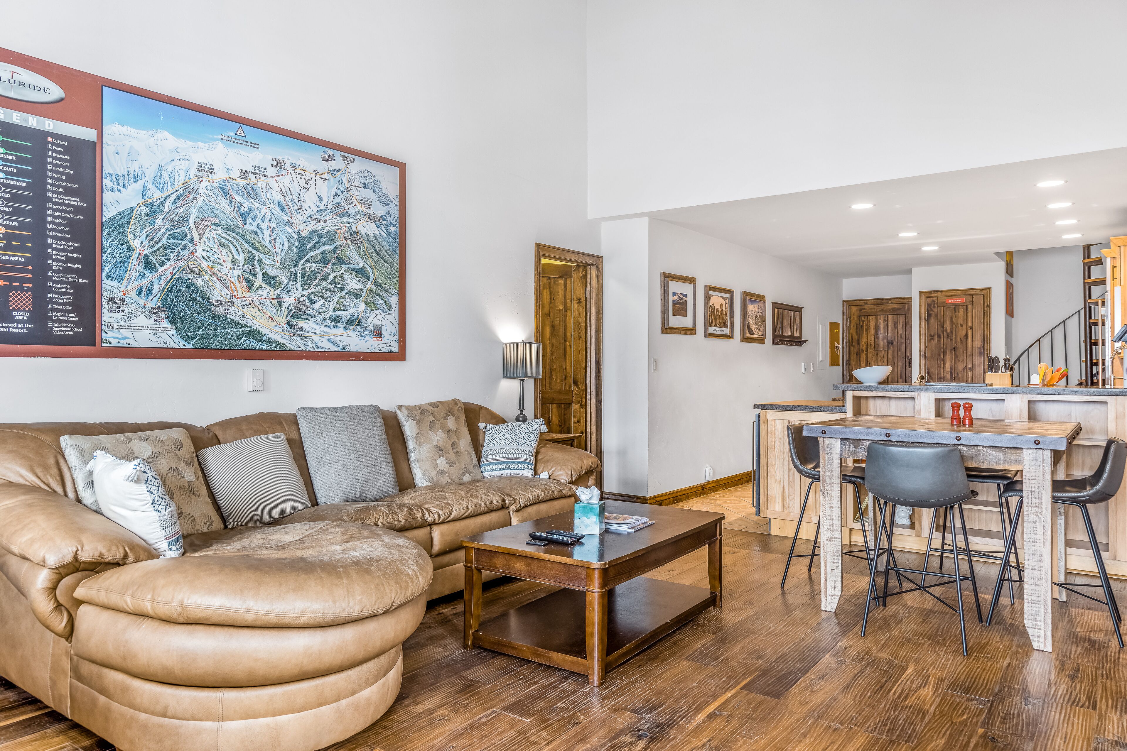 Two-story condo with washer/dryer, hot tub, pool & grills