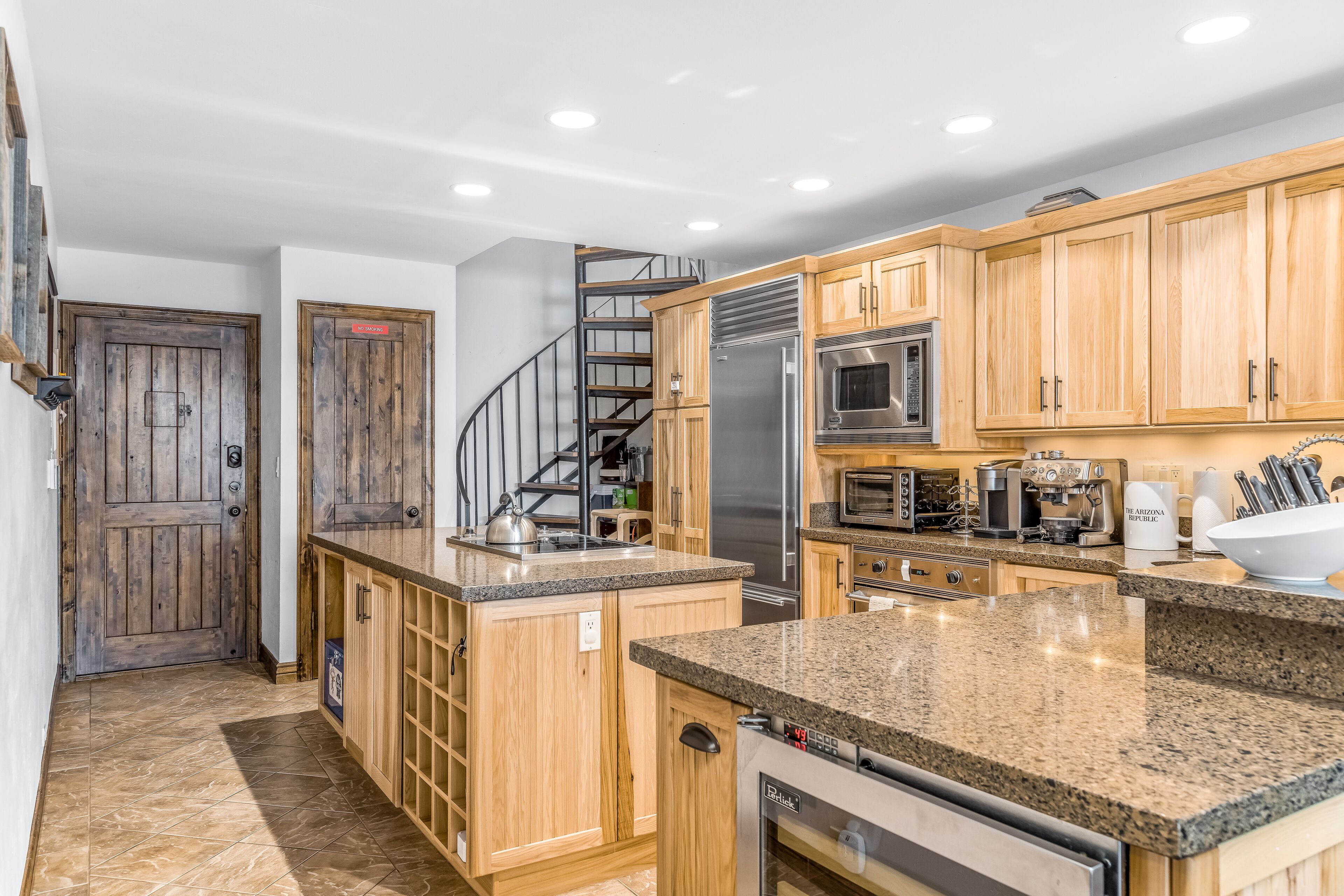 Two-story condo with washer/dryer, hot tub, pool & grills