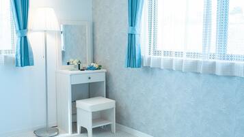 Chambre Quadruple Supérieure, non-fumeurs | Coffres-forts dans les chambres, bureau