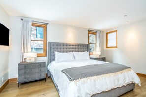 4 bedrooms, iron/ironing board, WiFi, bed sheets