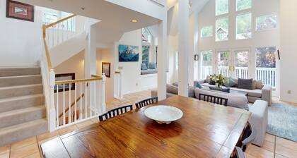 Downtown home with rooftop hot tub & fireplace - walk to gondola