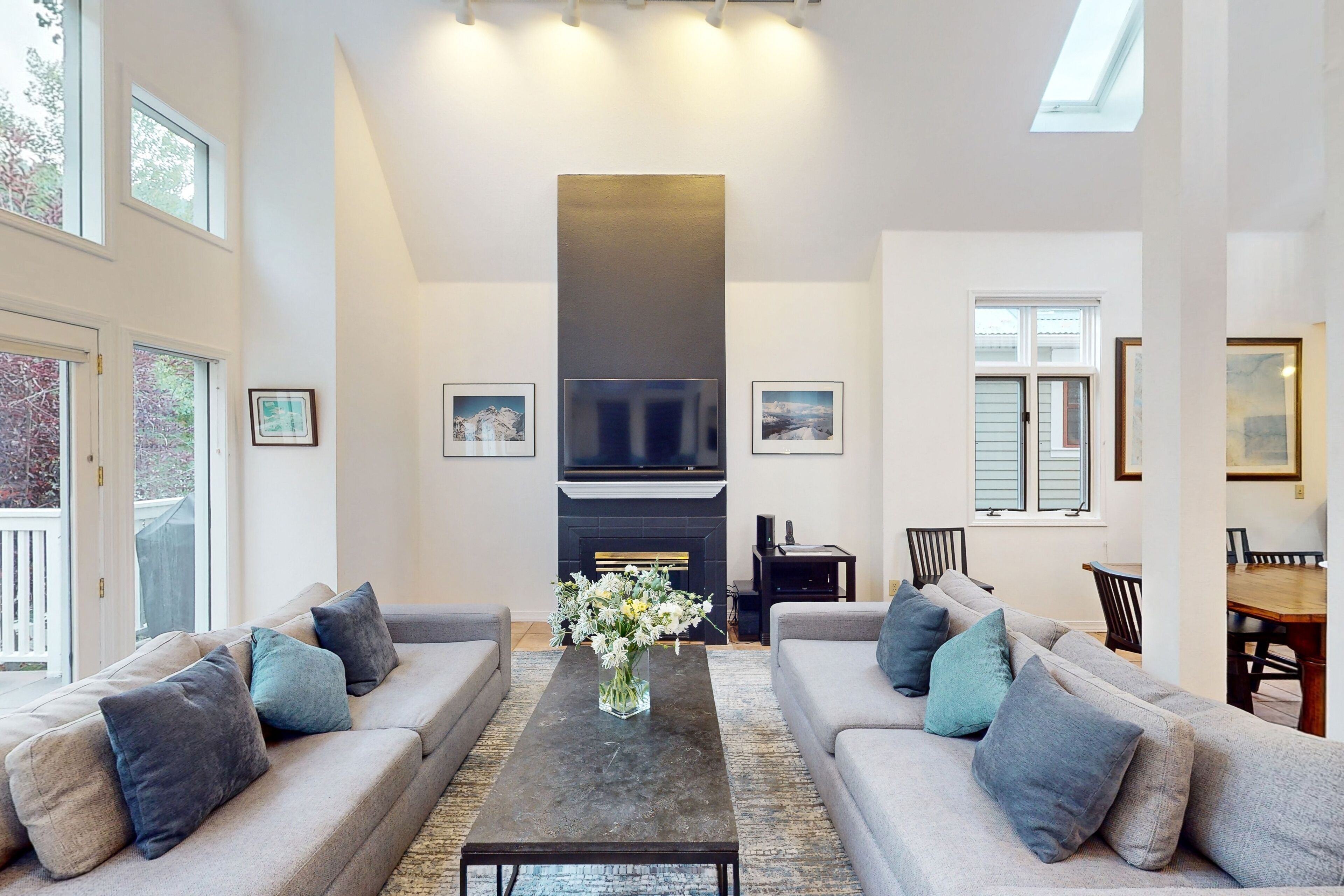 Downtown home with rooftop hot tub & fireplace - walk to gondola