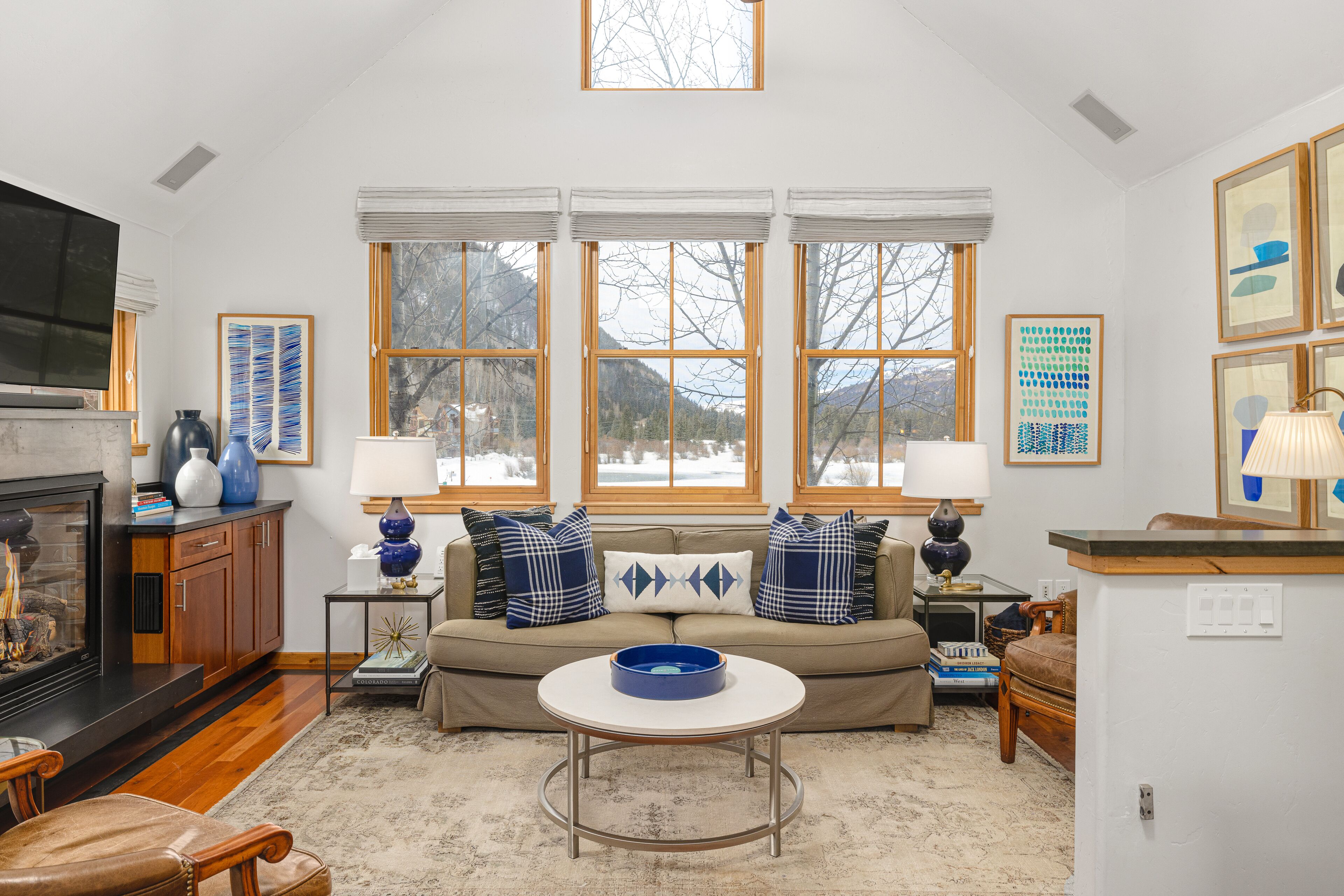 Mountain-view dog-friendly townhome with fireplace & AC - walk to lifts