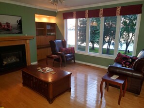 Smart TV, DVD player, table tennis, books