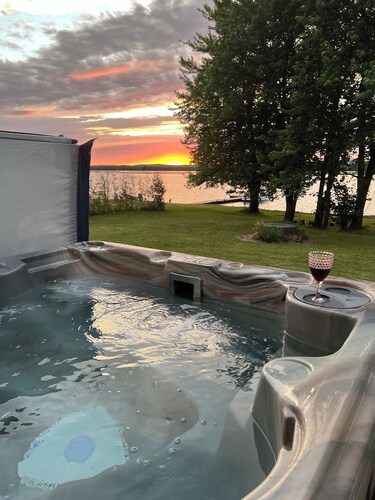 VACATION in 🇨🇦 CANADA 🇨🇦: Pet Friendly All-Season Getaway by the Ottawa River