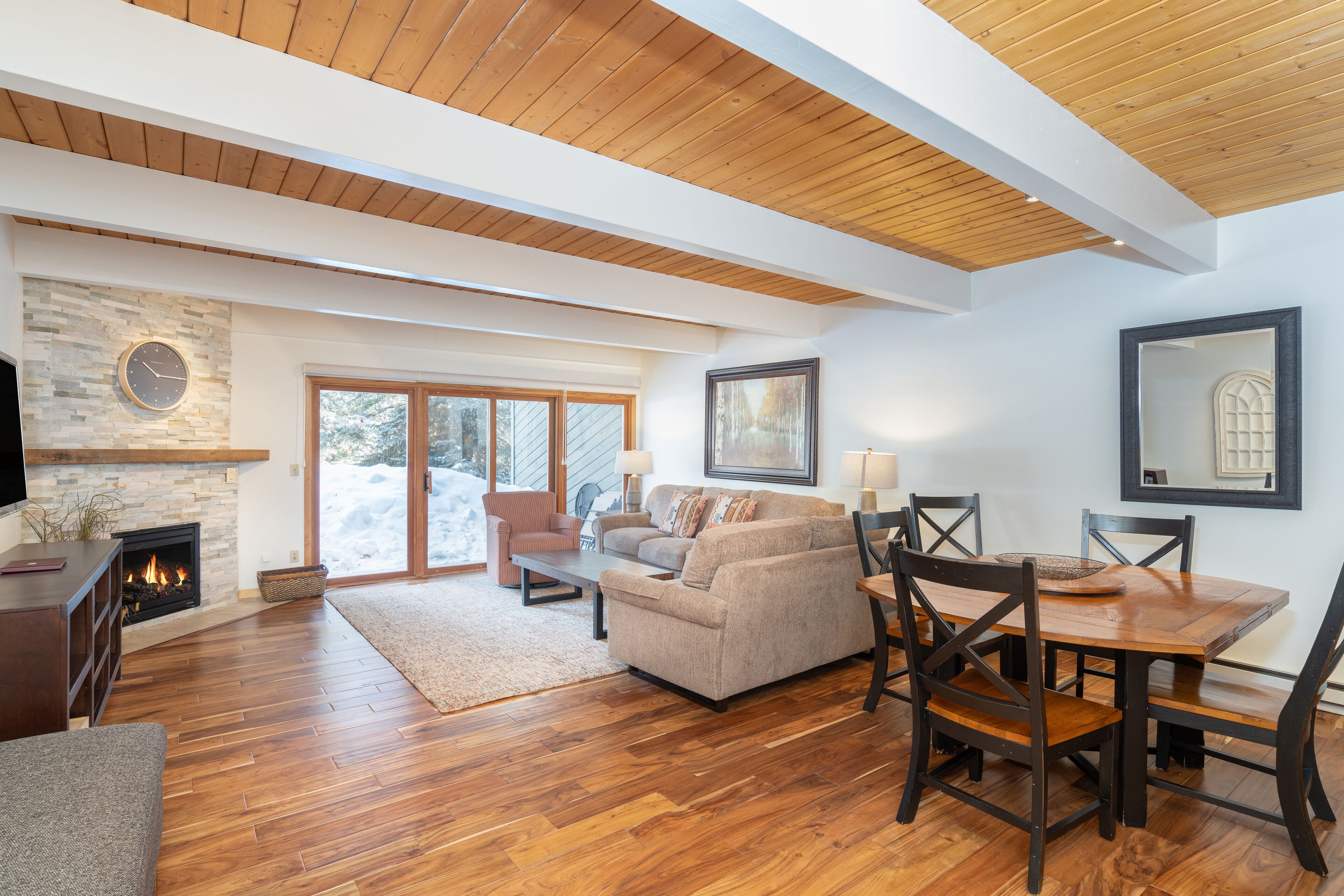 Ski-in condo with fireplace, laundry & hot tubs - walk to gondola & Main St