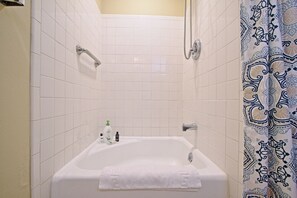 Shower, hair dryer, towels, soap - Entire apartment, close to Hershey  (Palmyra)