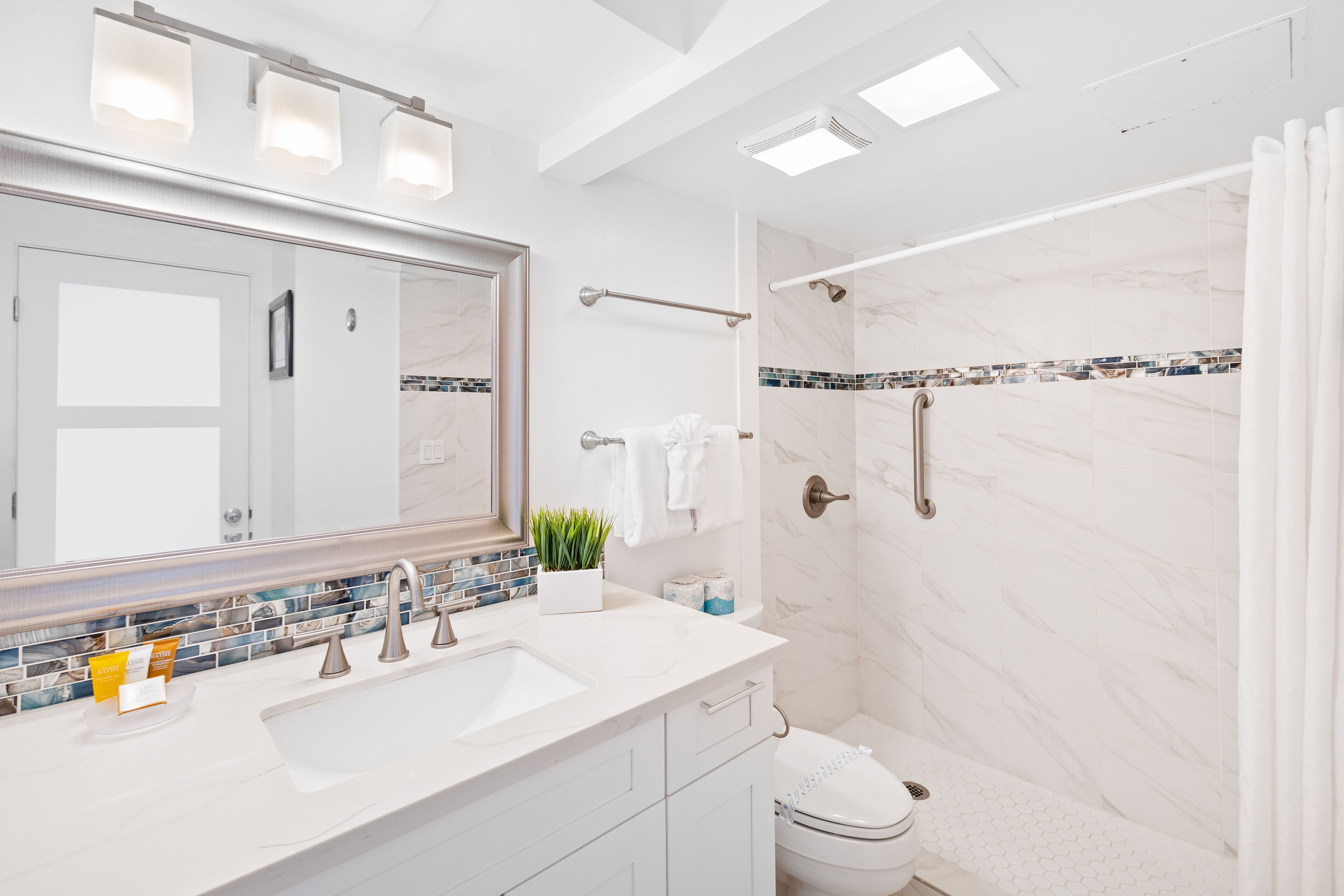 Heart of Waikiki: Ocean View Condo w/ Parking Perk!