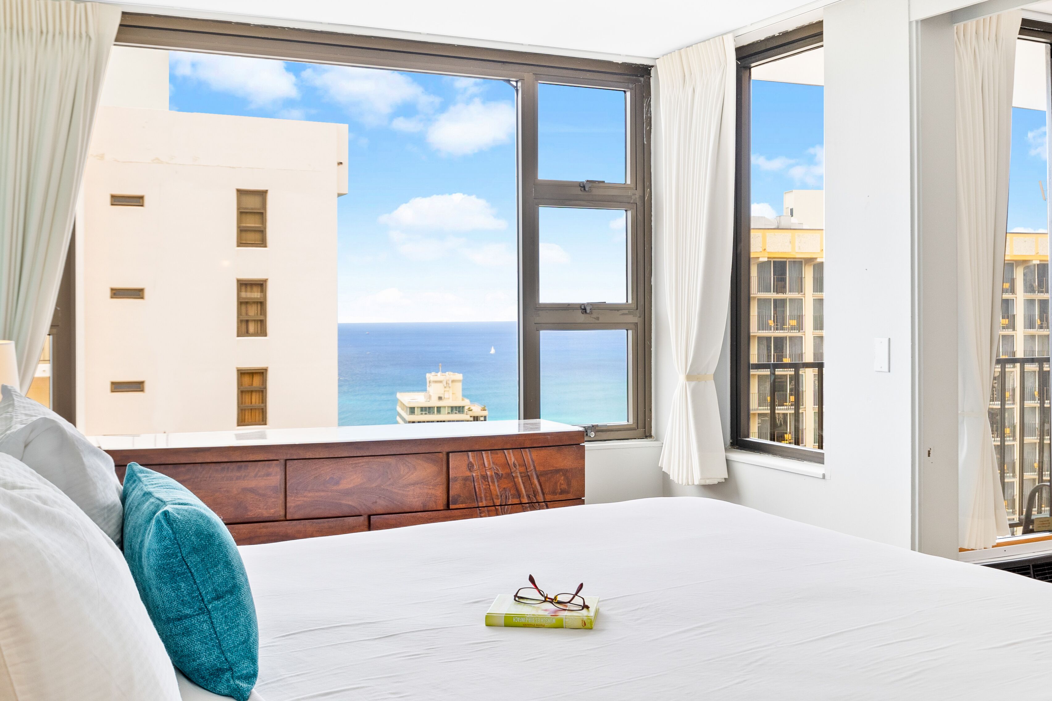 Heart of Waikiki: Ocean View Condo w/ Parking Perk!
