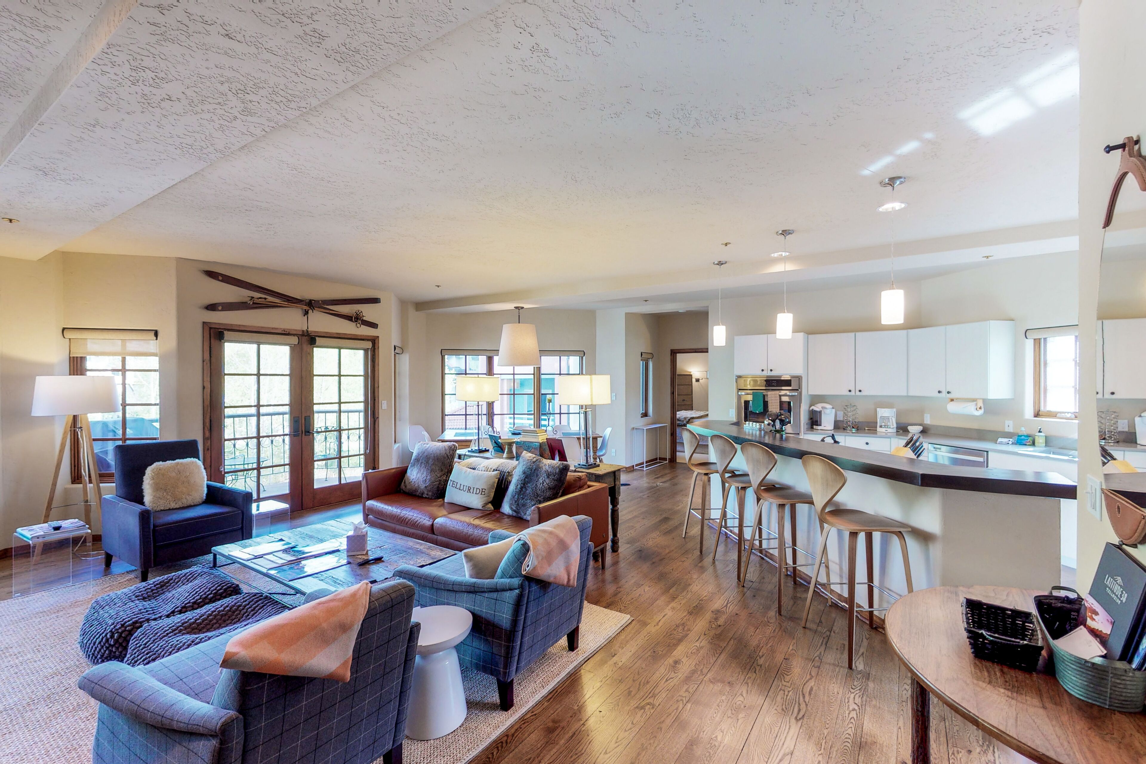 Cozy & beautiful Telluride condo with balcony - walk to ski lifts