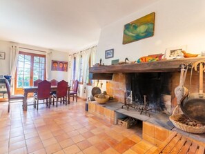 Une pièce chaleureuse avec une cheminée, des meubles en bois et un tableau accroché au mur.