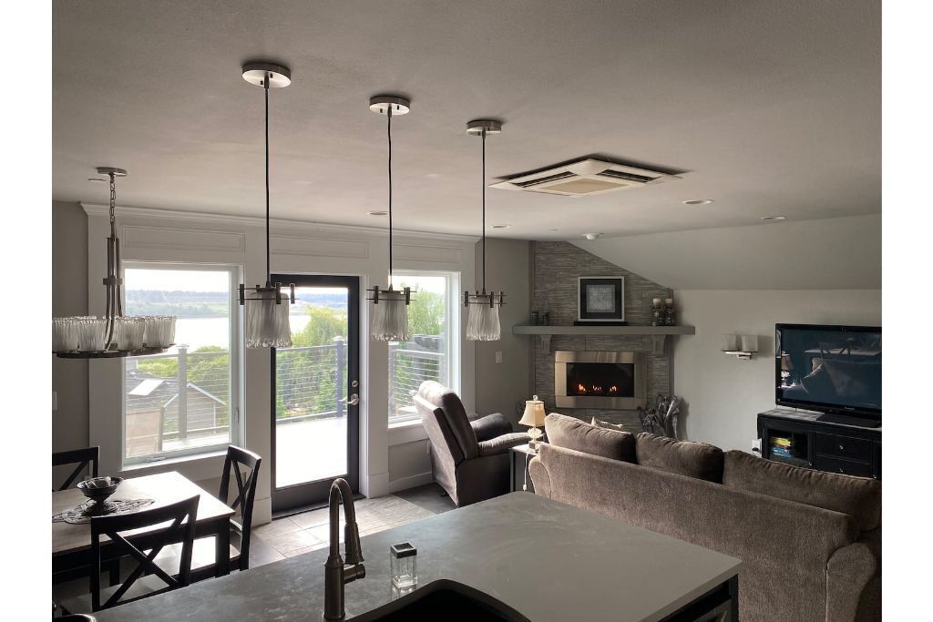 FOX LODGE - Private hottub & fire pit!  Shared pool with mountain & water views!