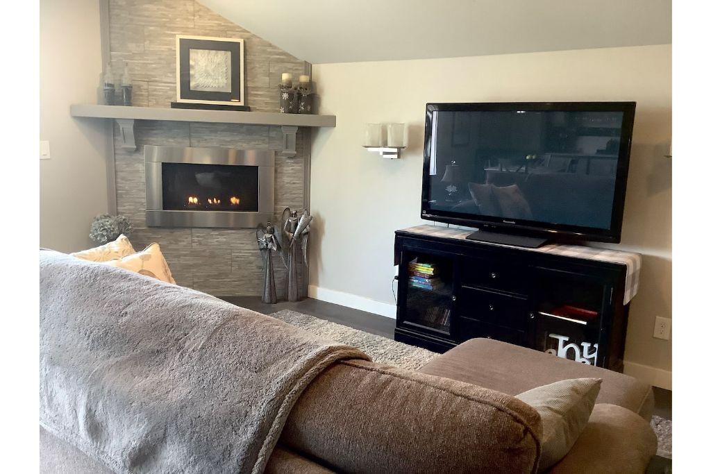 FOX LODGE - Private hottub & fire pit!  Shared pool with mountain & water views!