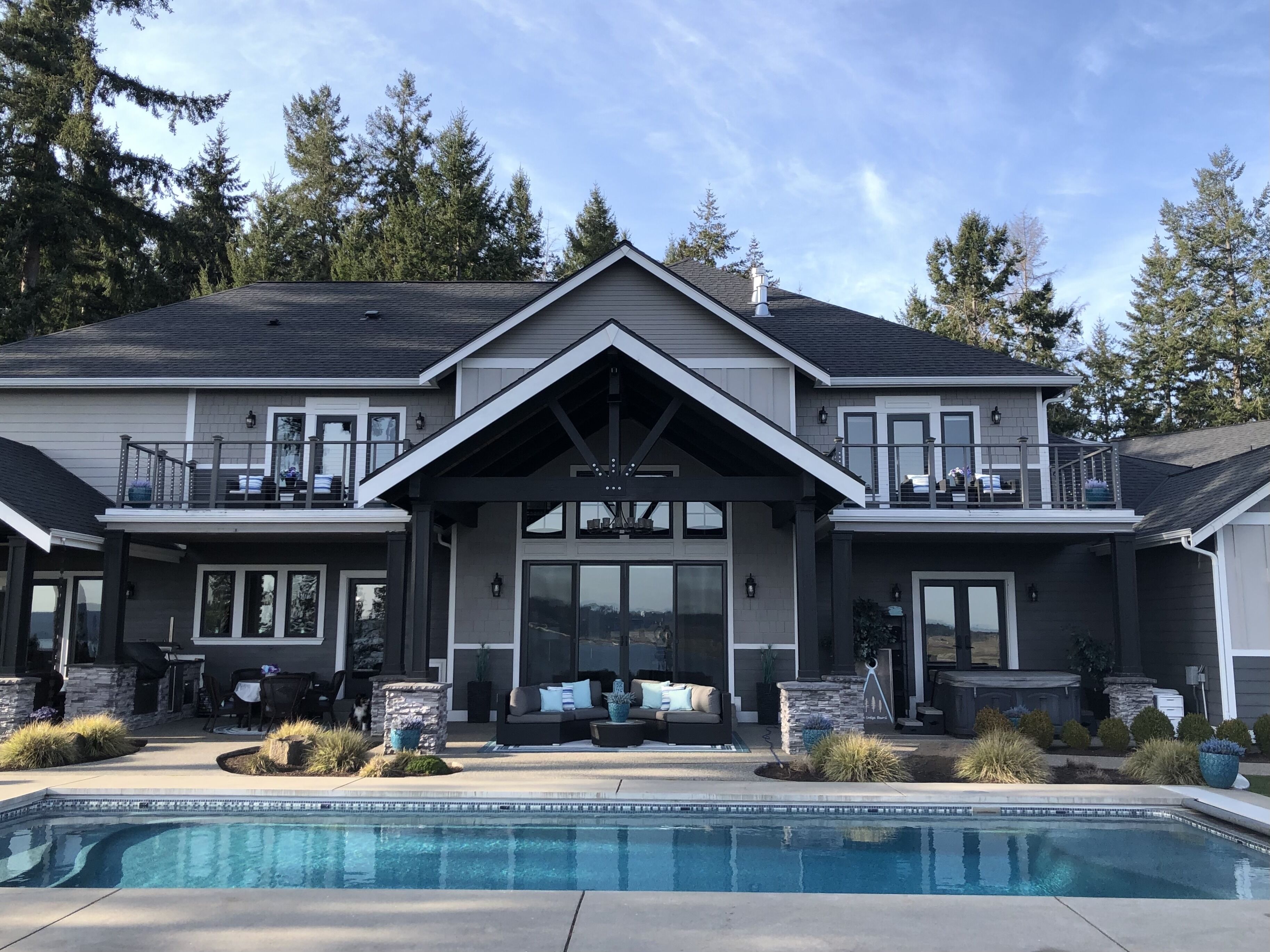 FOX LODGE - Private hottub & fire pit!  Shared pool with mountain & water views!