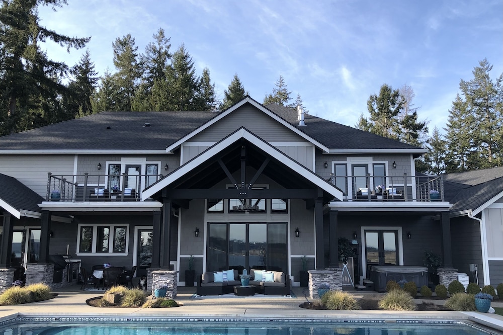 FOX LODGE - Private hottub & fire pit! Shared pool with mountain & water views!