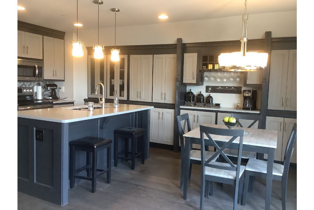 FOX LODGE - Private hottub & fire pit!  Shared pool with mountain & water views!