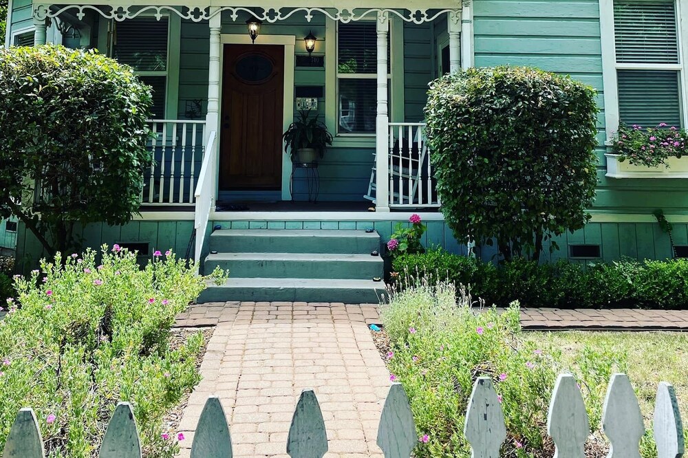 Chico Charmer steps away from downtown, Chico State, & Lower Bidwell Park