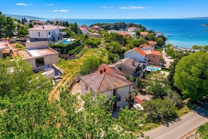 A coastal residential area with houses, a swimming pool, and a clear view of the sea. - Seaview Apartment Micika Krk Island, Krk, Croatia (Krk)