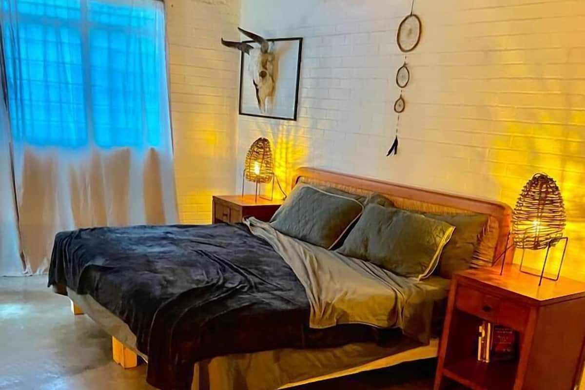 Family Room, 1 King Bed | Bed sheets