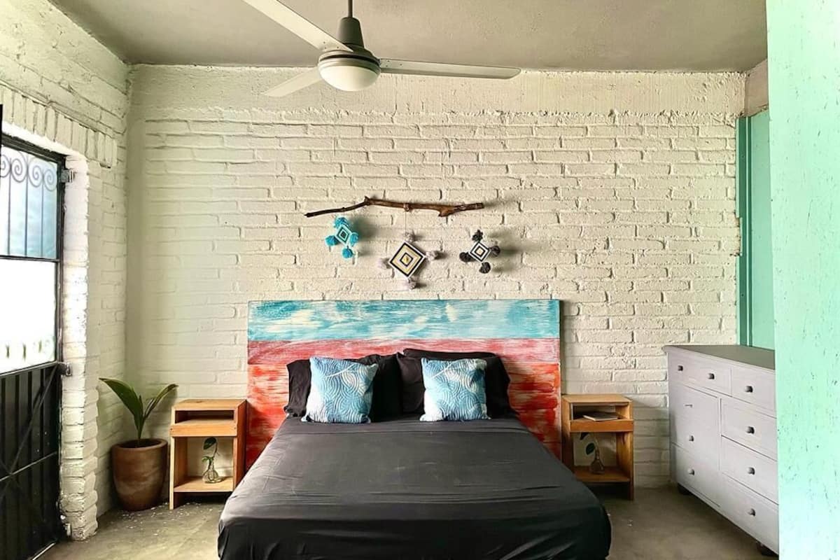 Comfort Room, 1 Queen Bed | Bed sheets