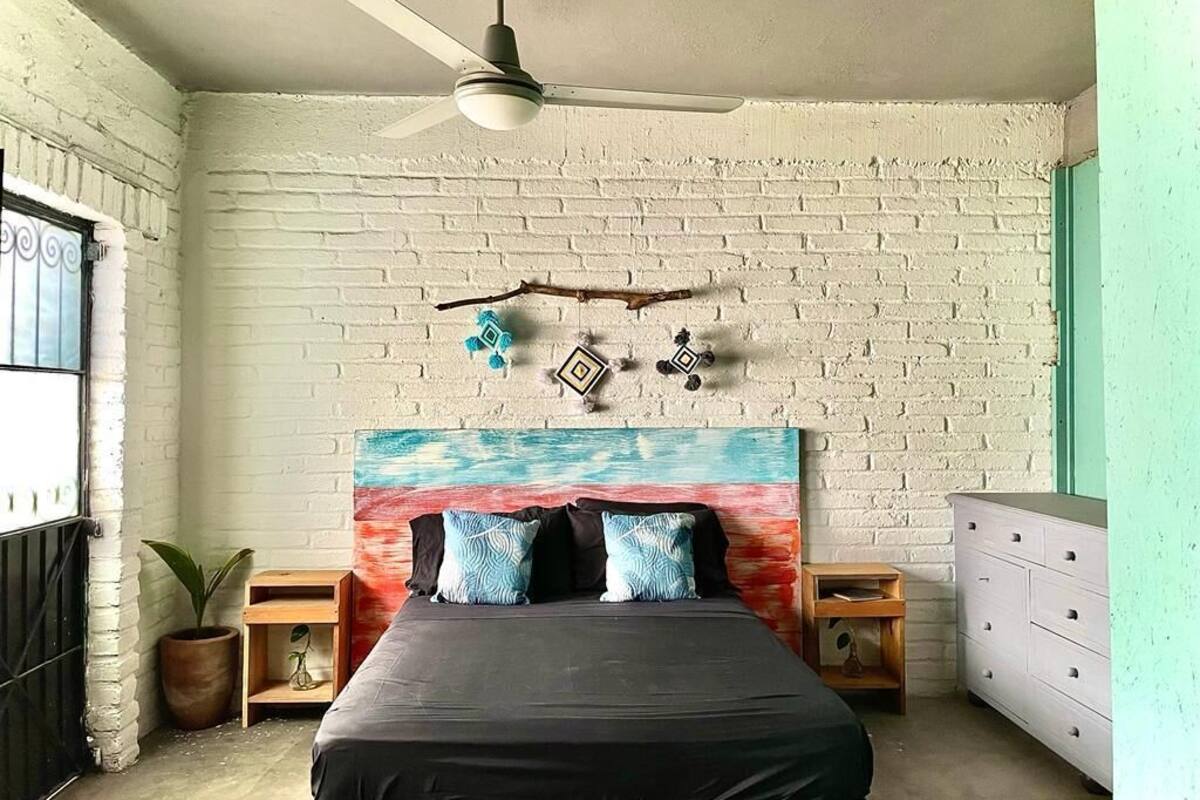 Comfort Room, 1 Queen Bed | Bed sheets