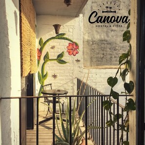 Living area - Canova Hostel & Pizza (Puerto Vallarta)