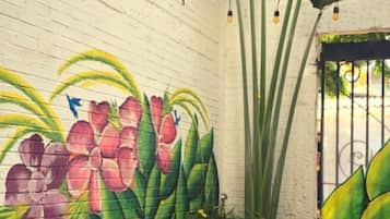 Family Room, 1 King Bed | Living area