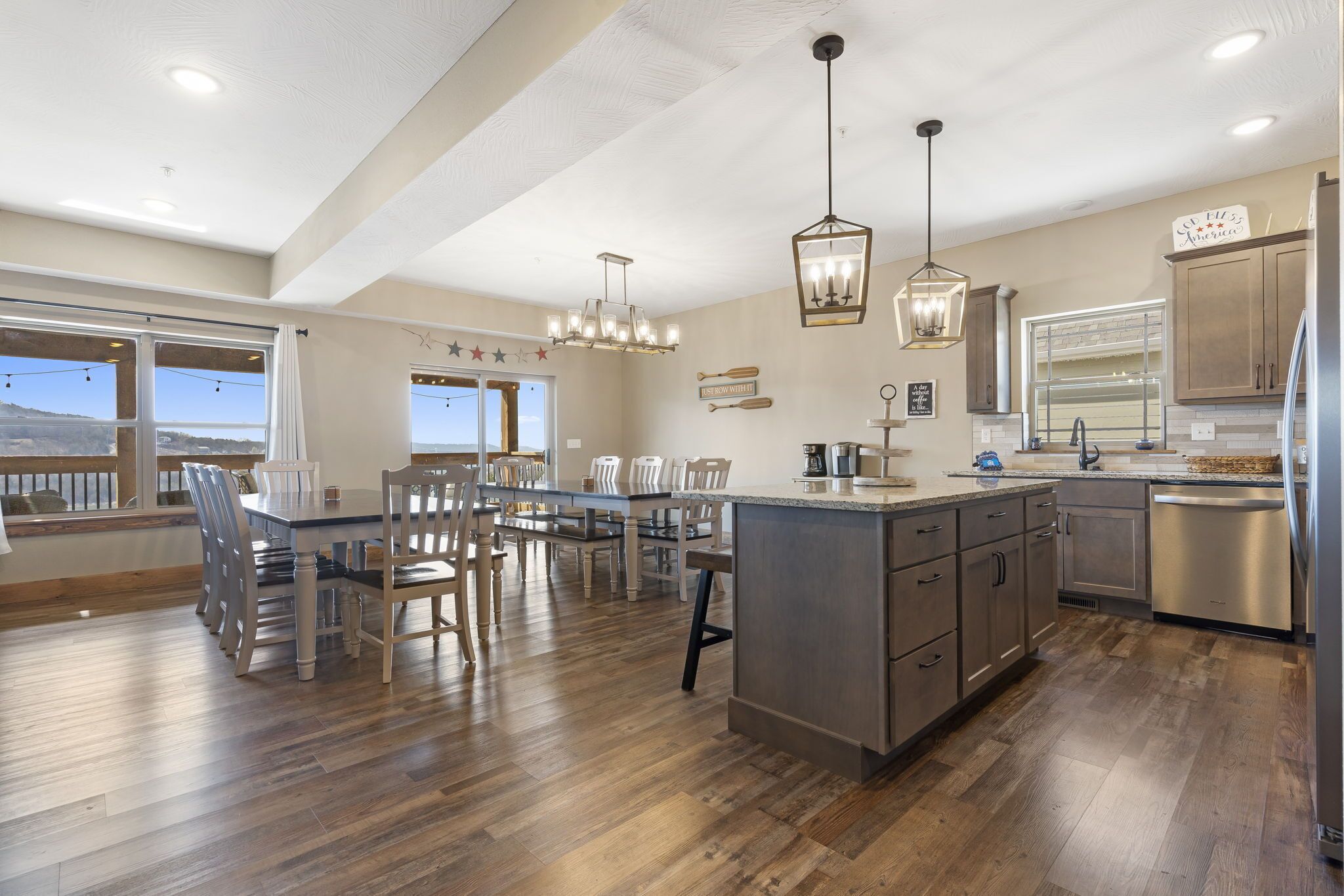 Private Hot Tub-Billiards-Private Grill-Spacious-Arcade-Wifi!