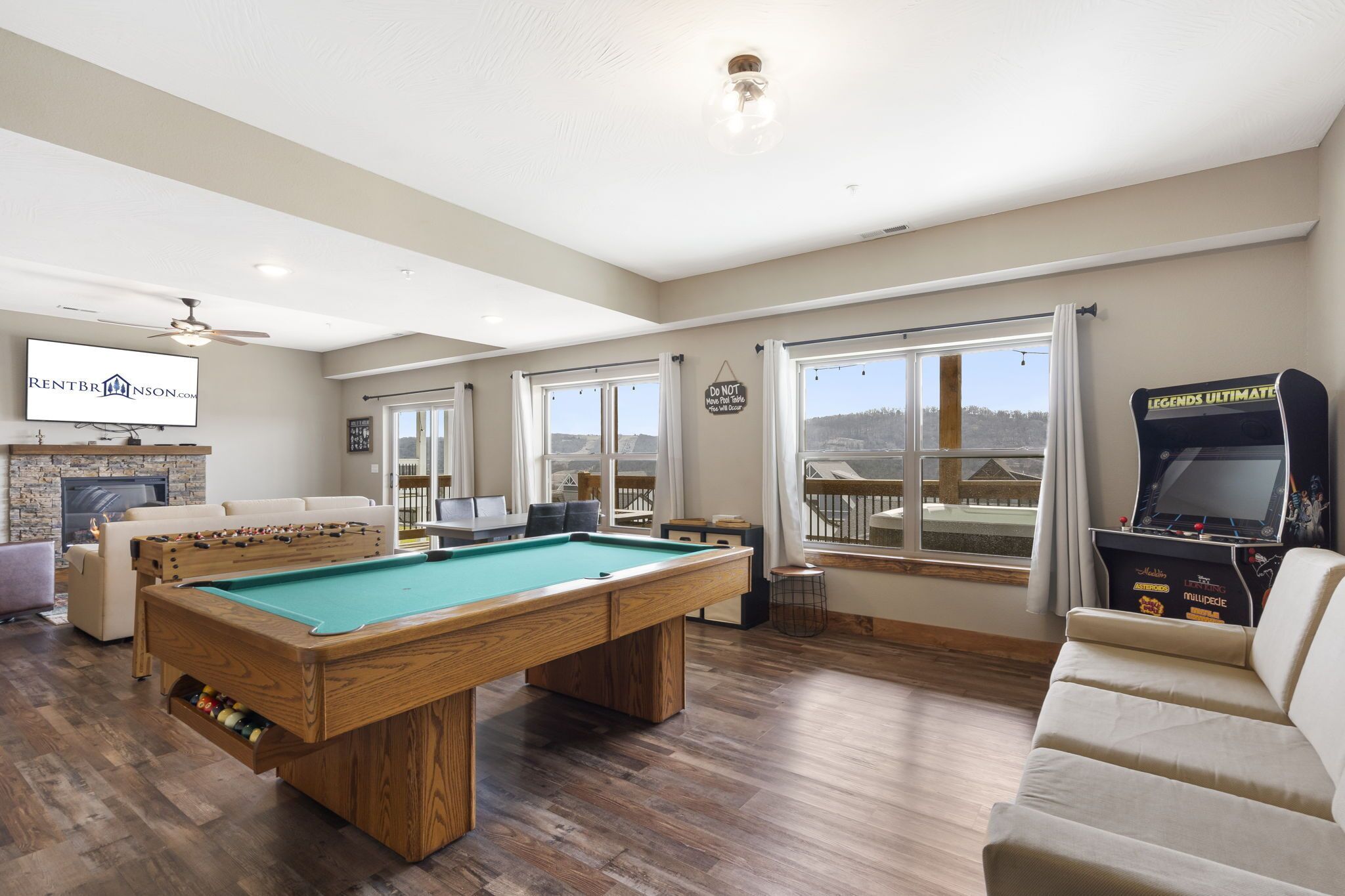 Private Hot Tub-Billiards-Private Grill-Spacious-Arcade-Wifi!