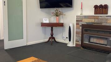 TV connectée, livres, chaîne hi-fi