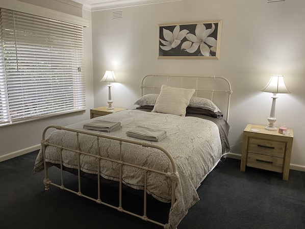 3 slaapkamers, een bureau, een strijkplank/strijkijzer, reisbedje