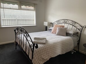 3 slaapkamers, een bureau, een strijkplank/strijkijzer, reisbedje