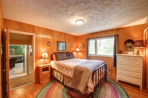 3 bedrooms, laptop workspace, iron/ironing board, Internet