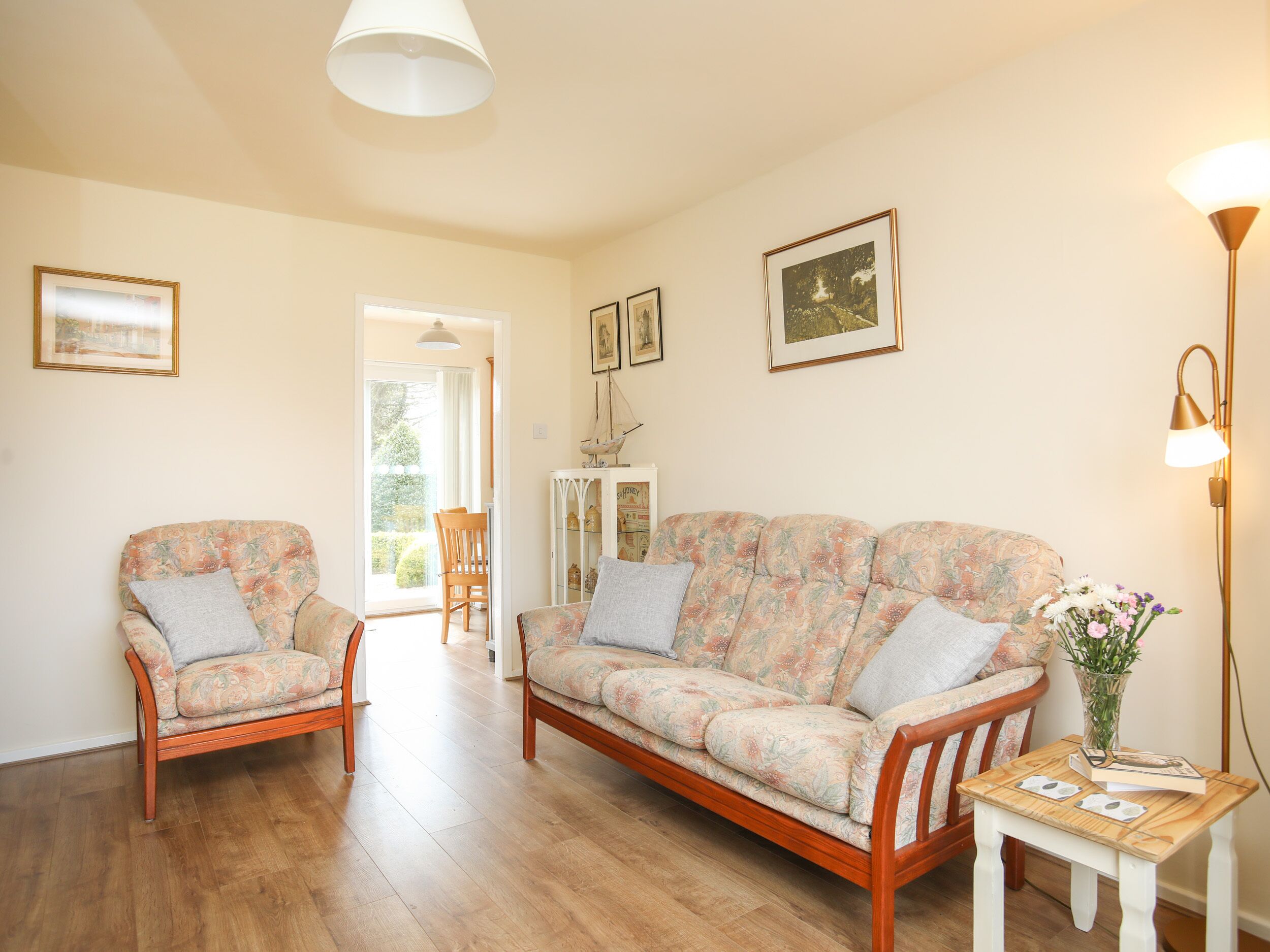 YR HAFAN, pet friendly, with open fire in Llanddulas