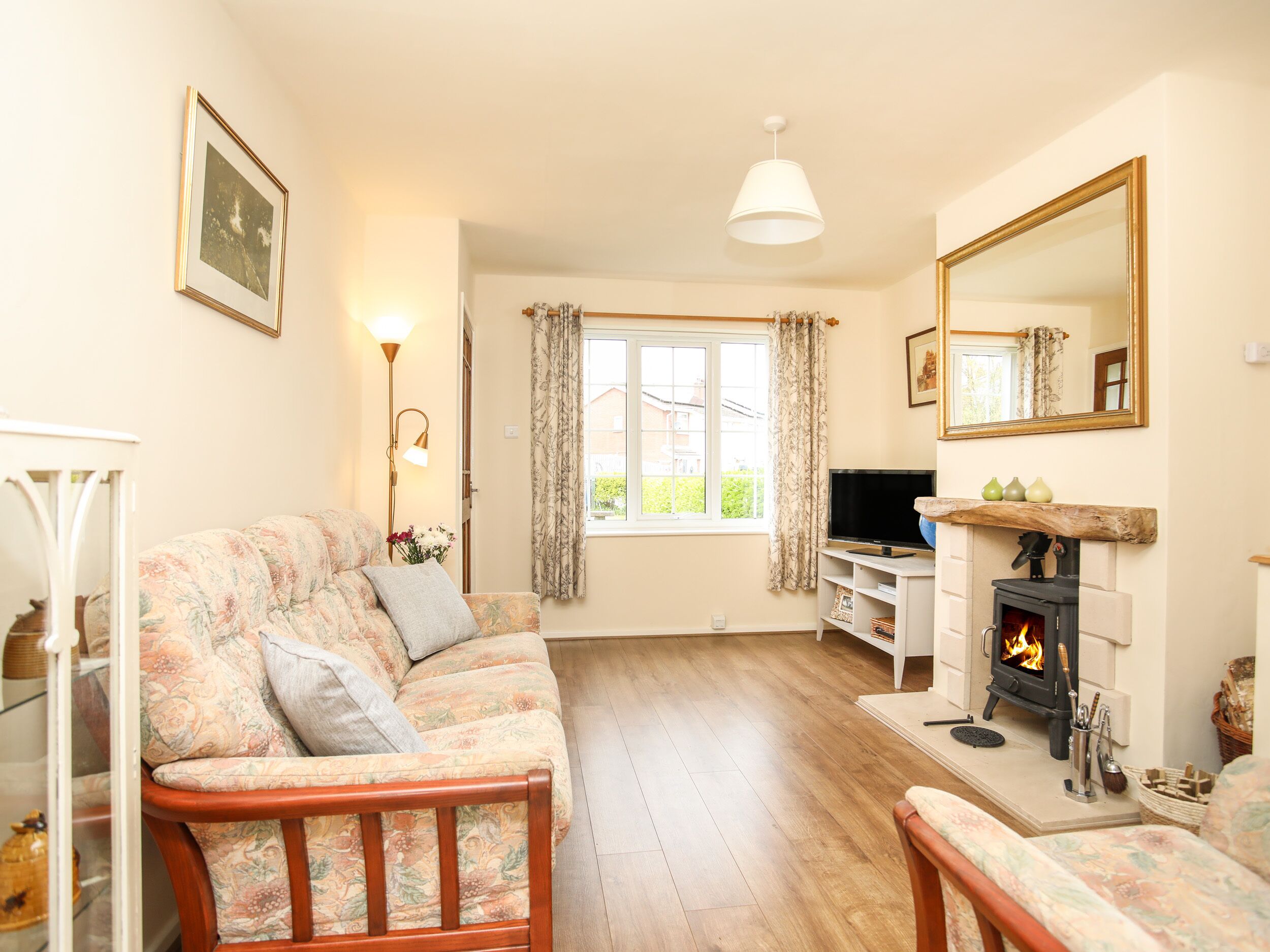 YR HAFAN, pet friendly, with open fire in Llanddulas
