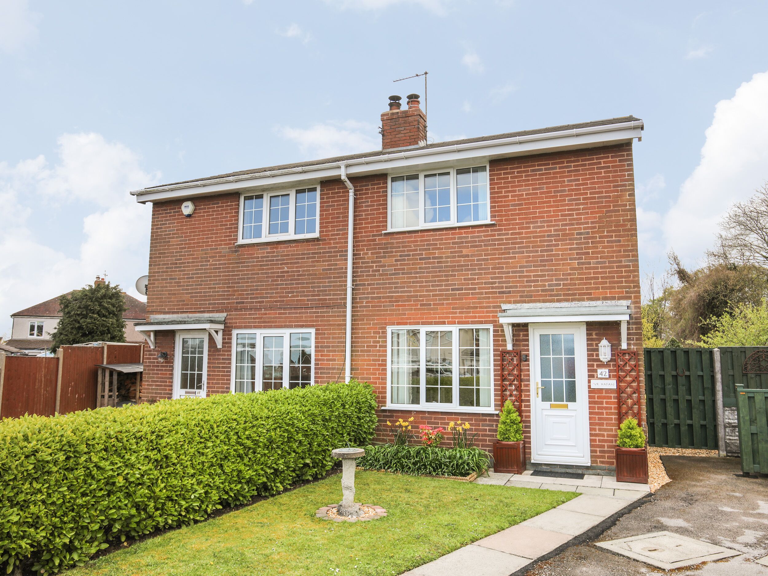 YR HAFAN, pet friendly, with open fire in Llanddulas