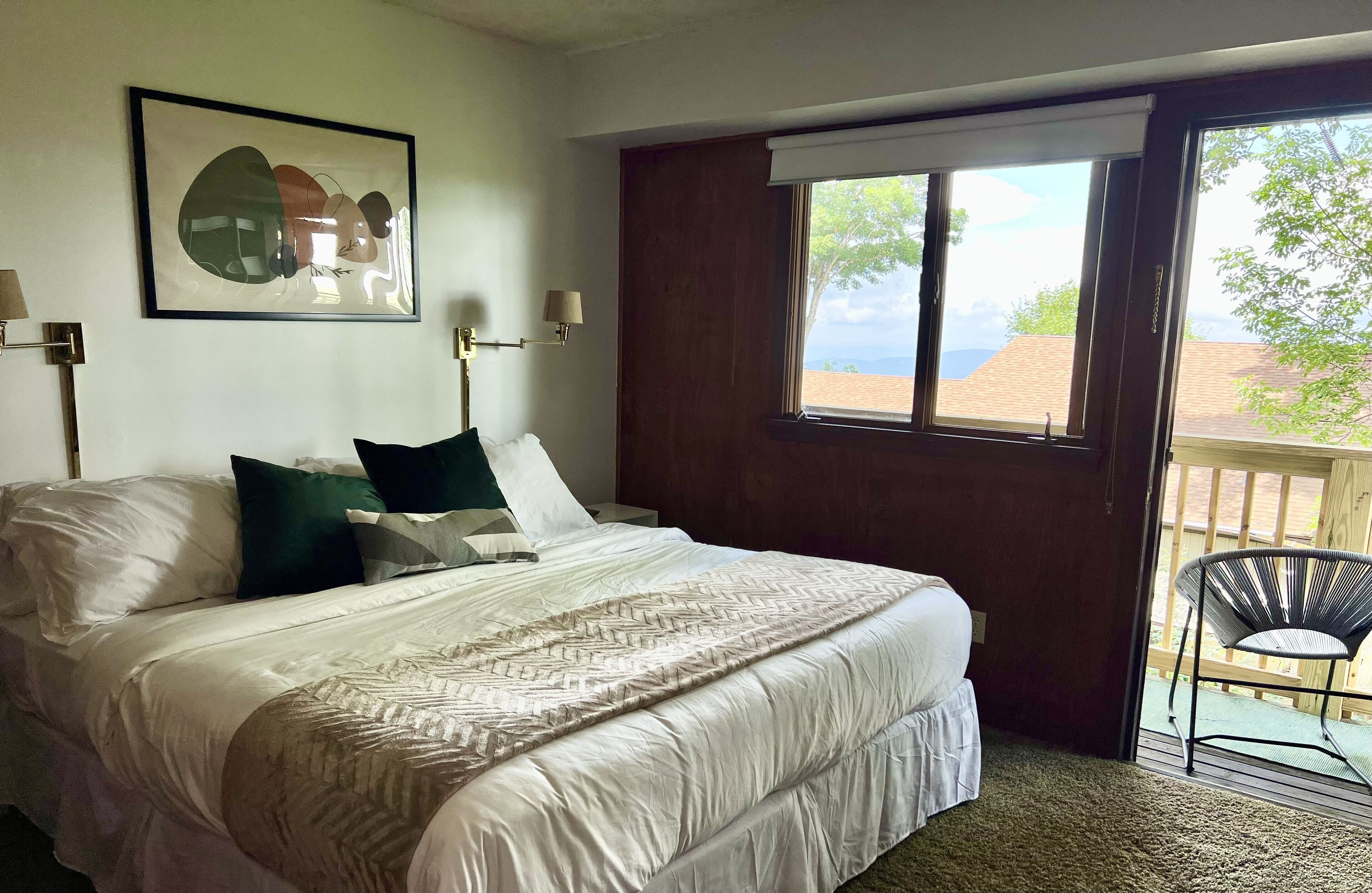 Woodsy Retreat with Killer Mountain Views Close to Resort!