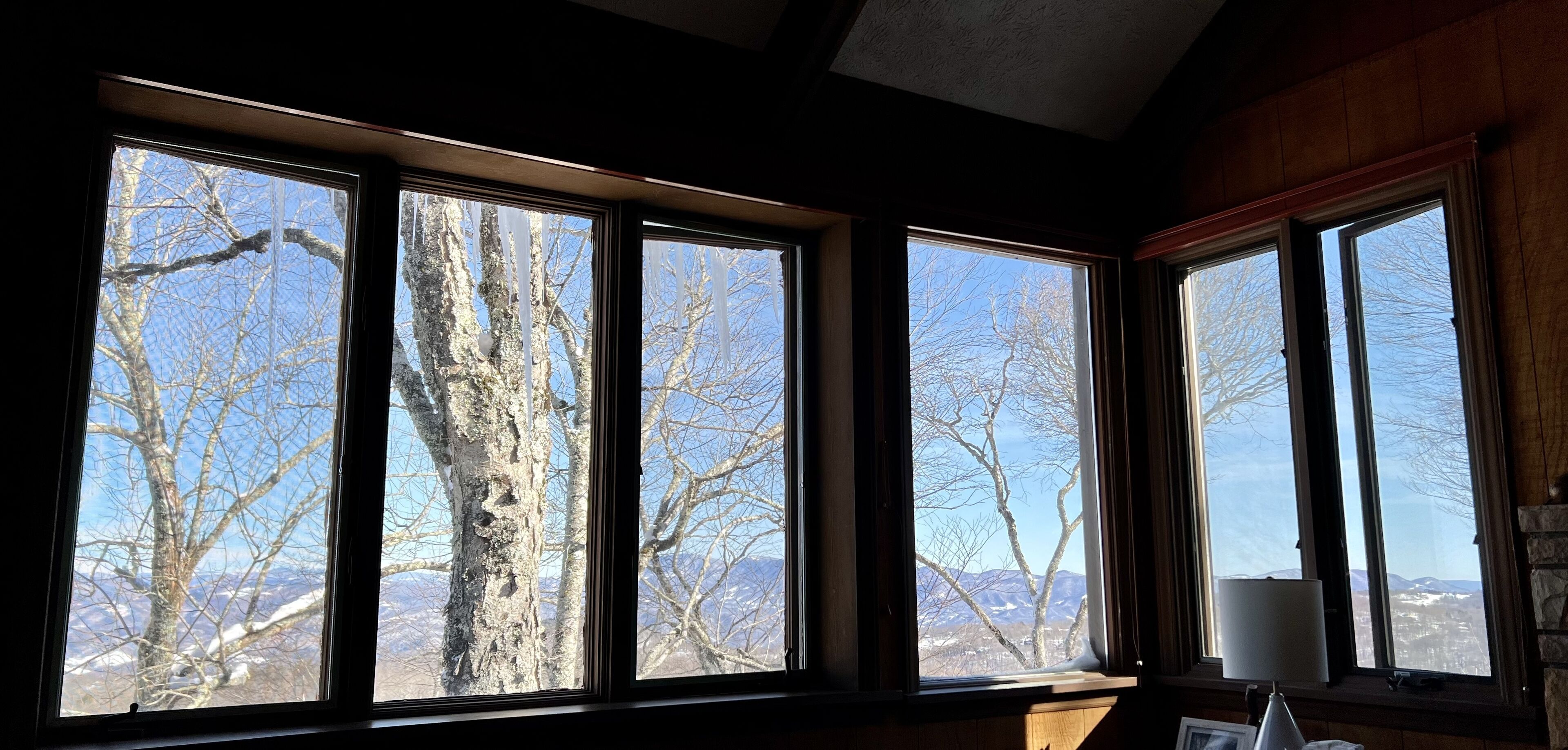 Woodsy Retreat with Spectacular Mountain Views Close to Ski Resort!